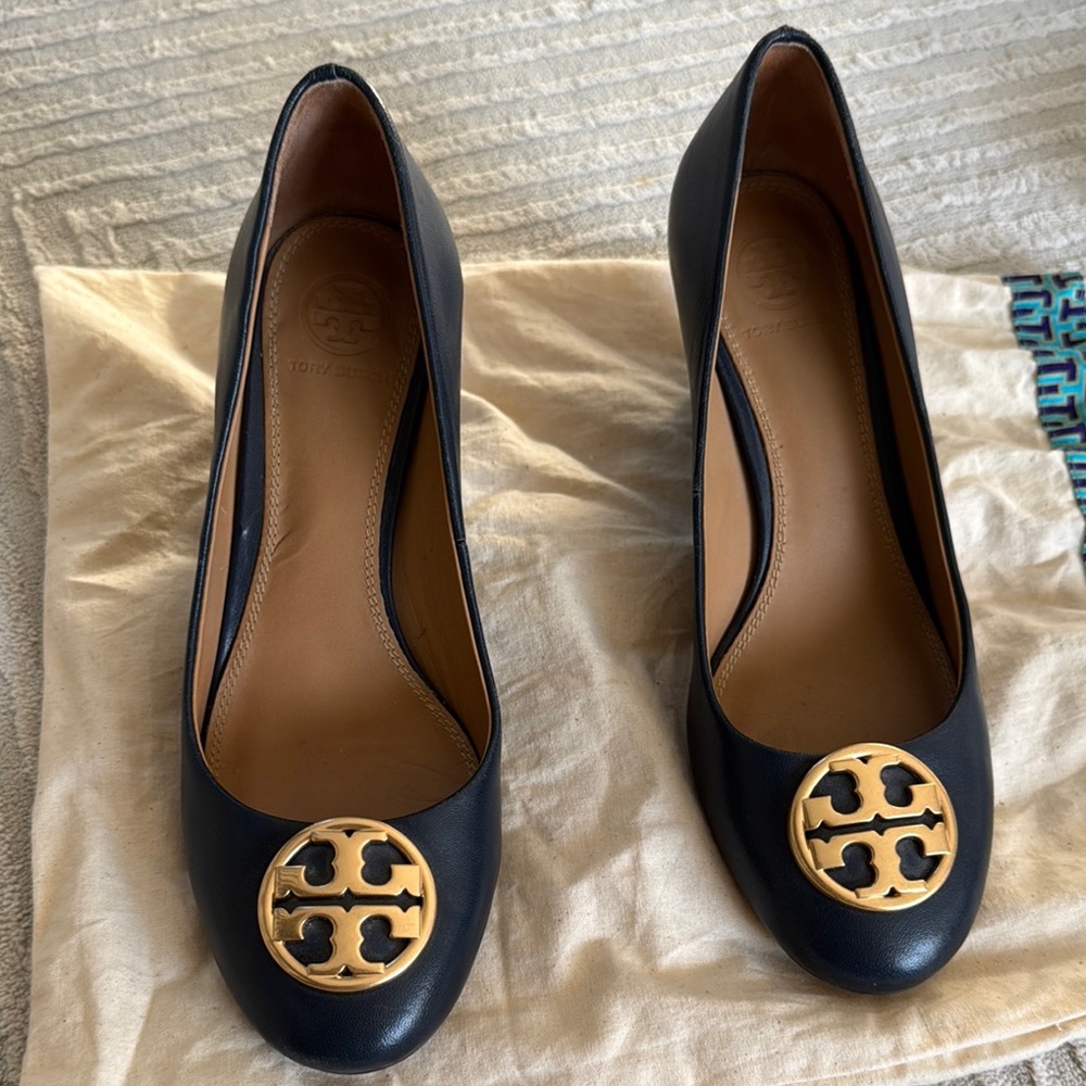 Tory Burch Chelsea 65 Leather Wedge Pumps Navy - Picture 11 of 16